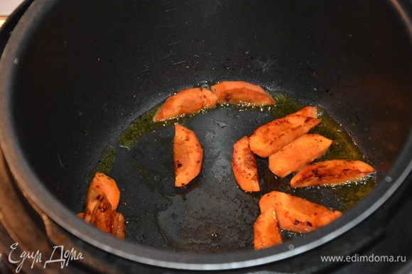 (Опционально) обжарить крупно нарезанную сладкую морковь до мягкости, посолить. Там же пожарить рыбу с 2-х сторон.