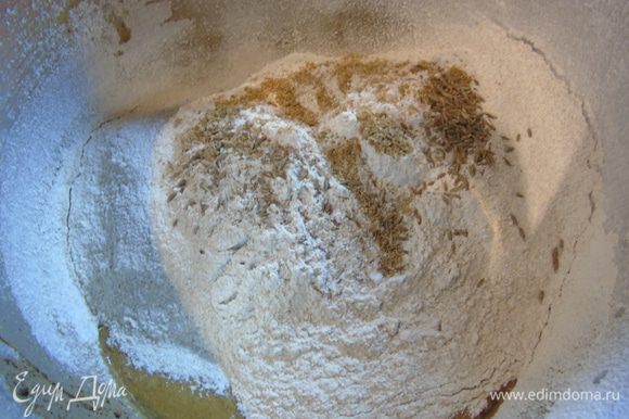 Просейте все виды муки, добавьте соль и все приправы: кориандр, мускатный орех и тмин.