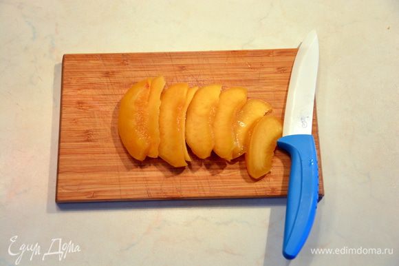 Опционально: режем консервированные персики дольками, кстати, тоже домашние, по очень удачному рецепту. ;) Орехи делим пополам и немного обжариваем на сухой сковороде.