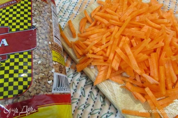 Морковь почистить и нарезать тонкой соломкой.