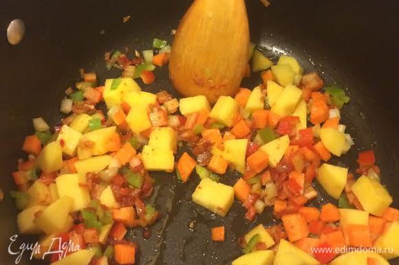 Потушить овощи 3–4 минуты, добавить томатную пасту, перемешать, тушить еще 1–2 минутки.