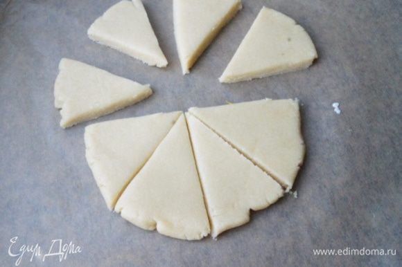 Раскатать тесто в пласт толщиной около 1 см, разрезать на треугольники. По желанию можно вырезать формочкой. Получается 20 коржиков.