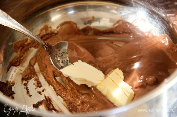 Для шоколадного соуса растапливаем шоколад, добавляем сливочное масло, хорошо перемешиваем.