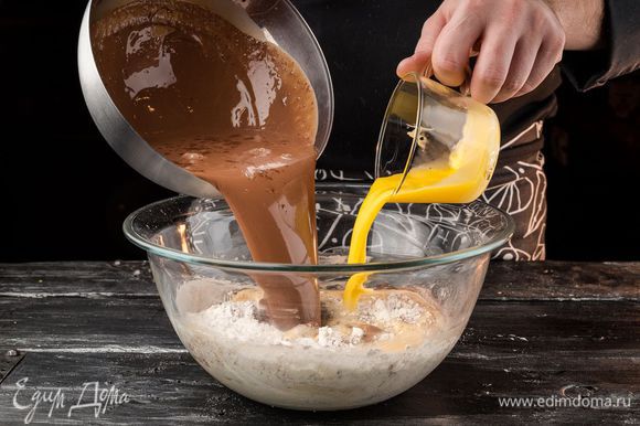 Добавить в тесто растопленное сливочное масло «Домик в деревне» и шоколад. Тщательно перемещать и оставить на 2 — 3 ч.