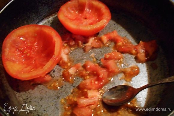 4 помидора разрежьте пополам и удалите мякоть ложечкой, установите 8 чашечек на выровненную мякоть.