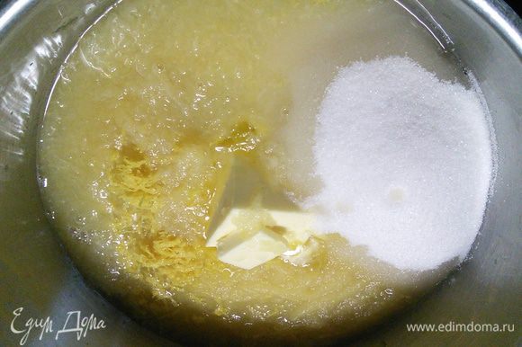 К яблочному пюре добавить сахар, лимонный сок, цедру и масло.