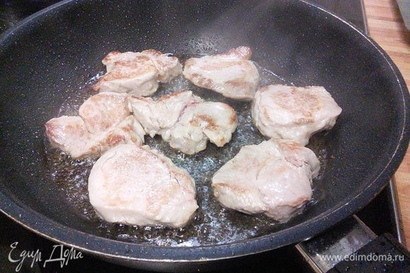Итак, мясо нужно обжарить до золотистой корочки с обеих сторон (по 1 — 2 минуте с каждой стороны). Здесь важно оставить мясу достаточно места на сковороде, иначе оно будет тушиться, а не обжариваться. Если из него выделится мясной сок, оно станет жестким и сухим. Поэтому не ленитесь обжаривать мясо поэтапно. Готовое мясо сложите на тарелку и отставьте в сторону.