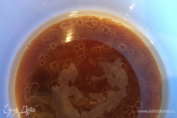 В отдельной емкости смешать растительное масло с медом и стаканом крепкого несладкого черного чая.