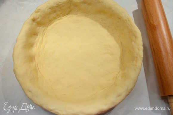 Смазать форму (28 см) сливочным маслом. Раскатать тесто в круг, выложить форму, чтобы немного свисали края. Если хотите тонкое тесто, то количество ингредиентов нужно уменьшить на 1/3 или из остатков теста испечь булочки.