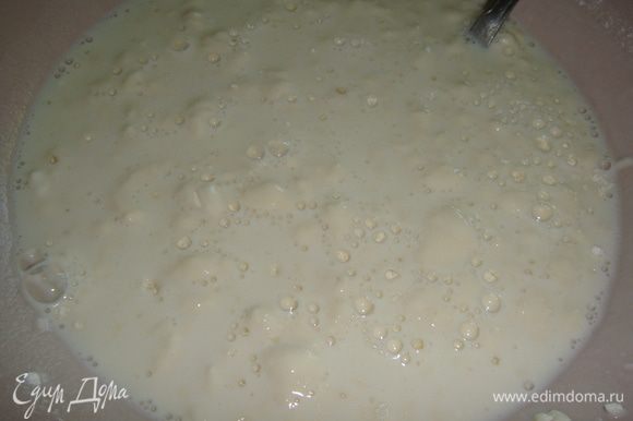 Приготовим заварной кокосовый крем. В миску вливаем 200 мл молока, просеиваем в нее муку с крахмалом и перемешиваем. Оставляем массу на 10 минут.
