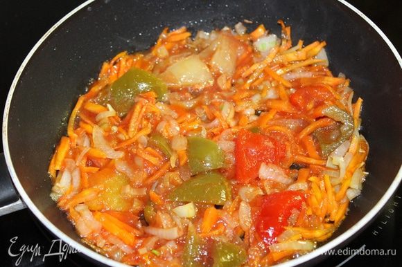 На сковороде обжарить лук, положить морковь, слегка прижарить и добавить перец, помидоры, нарезанные мелкими кубиками.