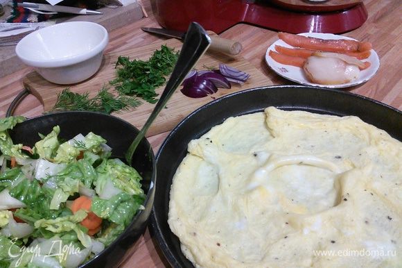 На разогретом масле жарим омлет. В это время заправляем салат. Рыбу режем тонкими ломтиками. Зелень по вкусу.