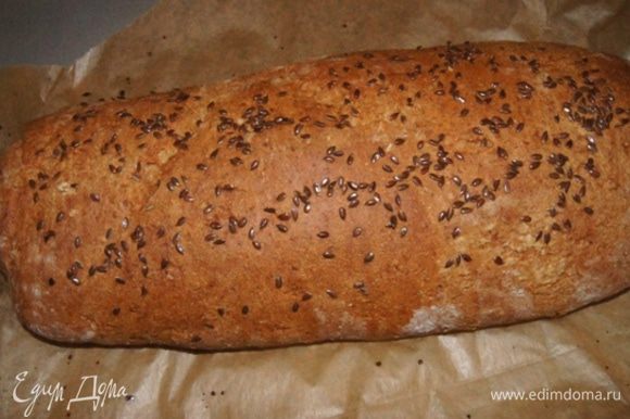 Духовку разогреть до 190°С. Выпекать хлеб 45 минут. Если сильно подрумянится убавить температуру до 160°С. Хлеб полностью остудить.