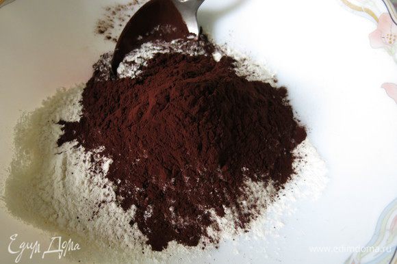 Соединяем какао (использовала темное, с ним получаются чуть красноватые вареники, бархатные) и 1,5 стакана муки.