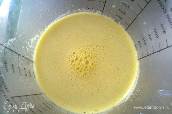 Для соуса взбиваем в блендере сок апельсина, лимона, оливковое масло и соль.