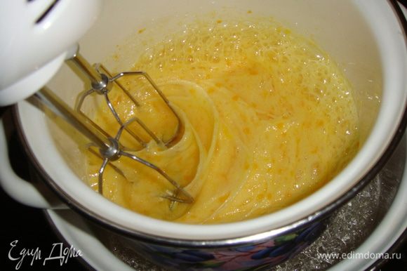 На водяной бане взбить 3 яйца и 3 желтка с 150 г сахара, пока сахар не растворится.