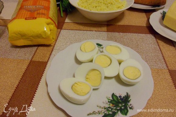 Яйца отварить, остудить, очистить от скорлупы и отделить белки от желтков.