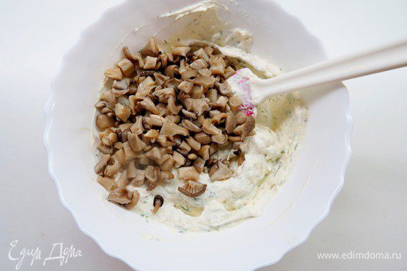 Добавить растворенный желатин к основной сырной массе, хорошо перемешать, затем добавить нарезанные грибы.