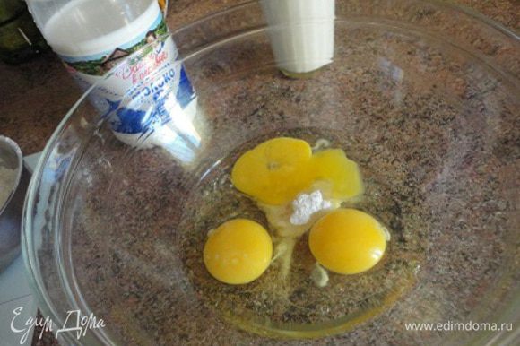 Яйца взбить с ванильным сахаром и солью.