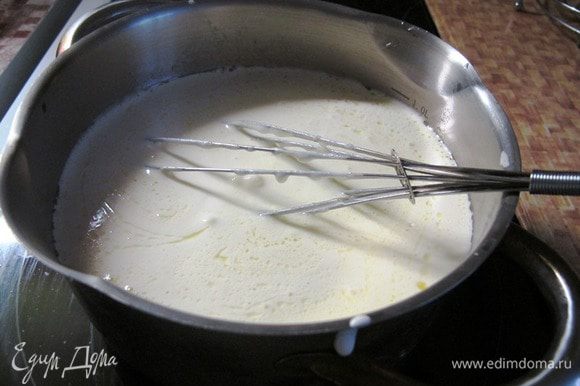 Просеиваем муку, слегка подогреваем молоко «Домик в деревне», примерно до 45–50°С. Добавляем в теплое молоко соль, сахар, соду. Перемешиваем. Добавляем яйца, масло растительное. Все тщательно перемешиваем, слегка взбиваем венчиком.