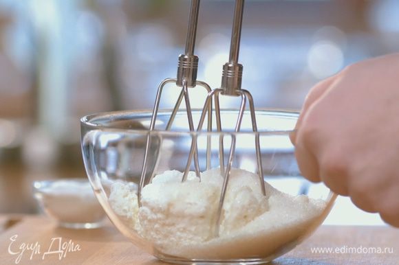 Приготовим начинку. Творог «Домик в деревне» взбить с сахаром, ванильным сахаром и щепоткой соли до однородного состояния.