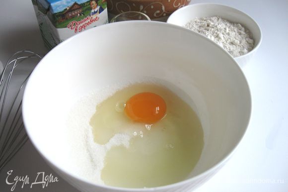 Смешать яйцо с сахаром, ванилином и солью. Вместо ванилина можно взять ванильный сахар или ванильный экстракт.