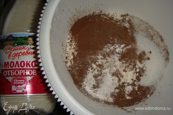 Готовим тесто для блинчиков : соединяем в чаше для взбивания сахар, соль, просеянные муку, какао и разрыхлитель. Все перемешиваем.