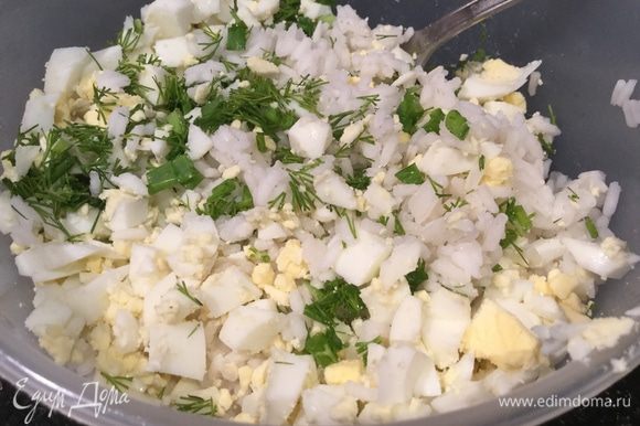 Для рисовой начинки: сварите рассыпчатый рис, яйца сварите вкрутую. Смешайте рис, рубленые яйца, зеленый лук и укроп.
