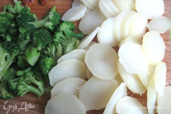 Картофель порезать на тонкие кружочки. Замороженную брокколи бланшировать в отдельной кастрюле 2 — 3 минуты. Воду слить, дать просохнуть брокколи и остыть. Вяленые в масле томаты порезать.