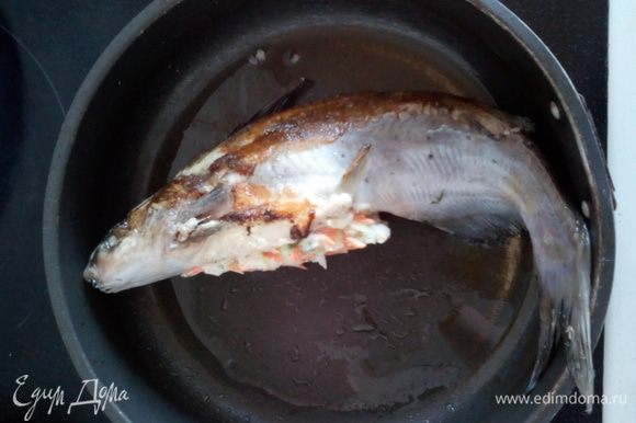 Фаршированную рыбу с 2-х сторон обжарить на смазанной маслом сковороде (2 — 3 минуты с каждой стороны).