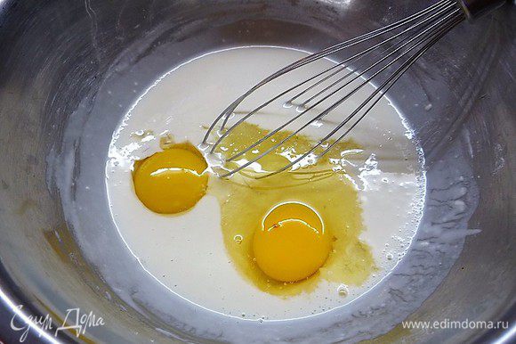 Затем вбиваем 1 яйцо и 1 желток. Все хорошо перемешиваем, при необходимости добавляем немного молока. Тесто должно иметь жидкую консистенцию.