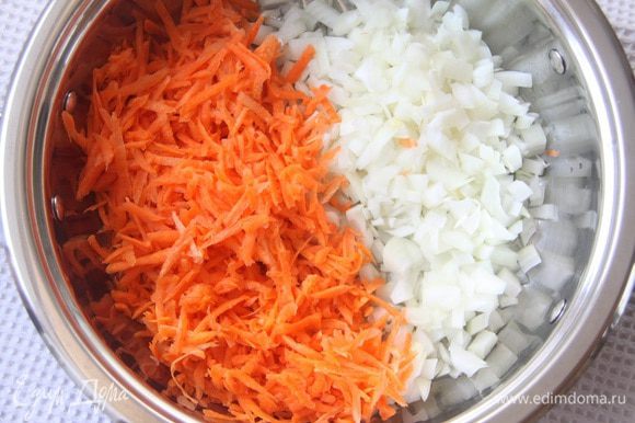 Лук нарезать кубиком, морковь натереть на крупной терке. Обжарить на растительном масле до светло-золотистого цвета.
