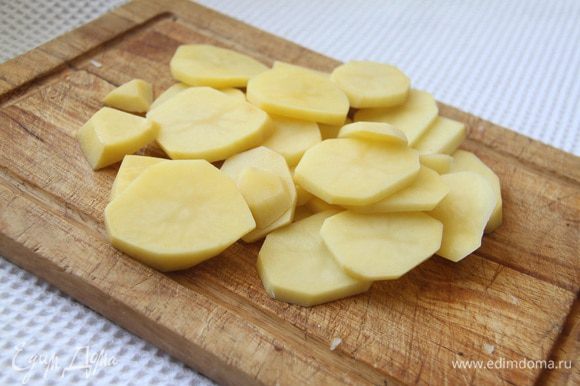Картофель нарезать пластинками 3 — 4 мм.