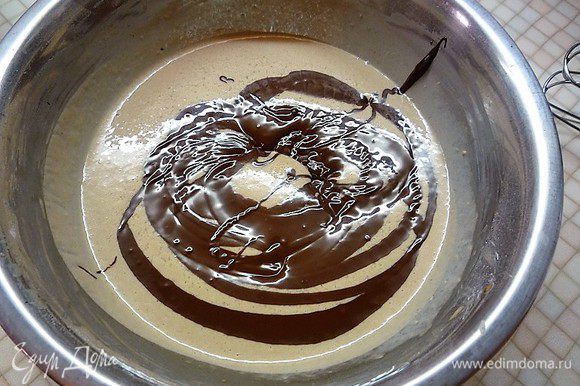 Оставшийся шоколад добавляем к блинному тесту, перемешиваем.