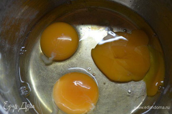 Яйца растереть с сахаром. Соду погасить уксусом, добавить к яйцам.