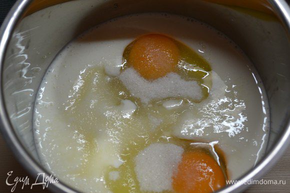 Кефир «Домик в деревне» соединить с яйцами, сахаром и солью. Перемешать.