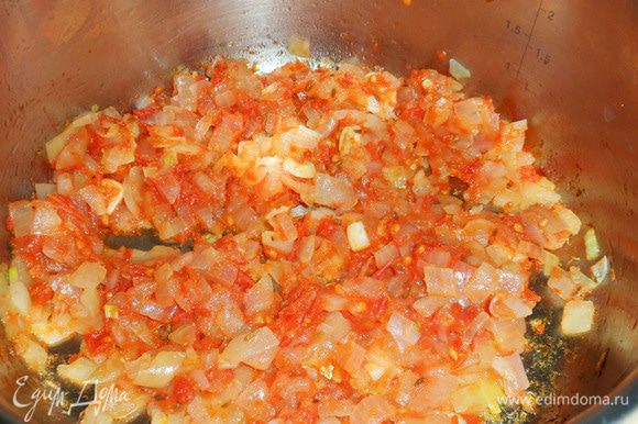 Добавить томатную пасту и молотую зиру, перемешать, обжарить около минуты.