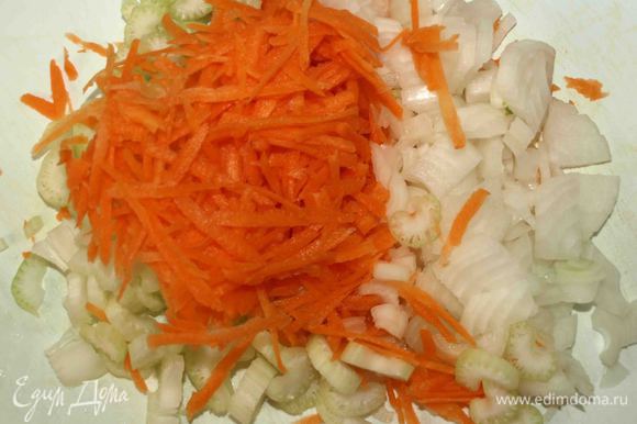 Овощи очистить, нарезать сельдерей и лук, морковь натереть на терке. Обжарить в течение 2 минут на разогретой с маслом сковороде.