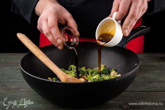 Добавить брокколи и чеснок, перемешать, влить соевый соус, кленовый сироп и обжаривать до готовности брокколи.