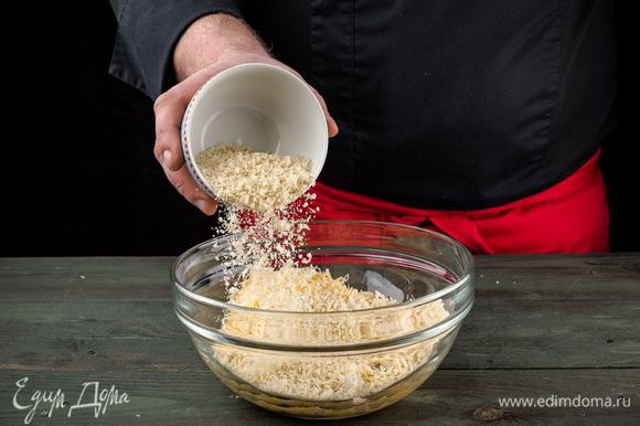 Перемешать рис, нарезанные креветки, взбитое яйцо, сухари и 2/3 сыра (натереть на терке), посолить, поперчить.