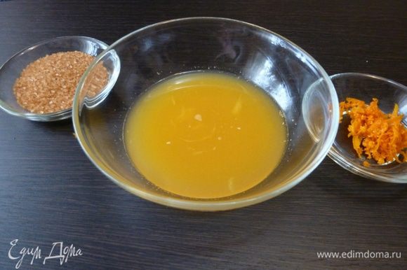 Готовим сироп для блинчиков. Из апельсина и мандарина выжмем сок, счистим цедру с апельсина.
