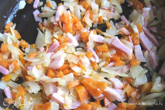 Приготовить соус. Морковь и лук почистить, мелко порезать. Поджарить овощи на оливковом масле на среднем огне на сковороде. Добавить бекон, порезанный полосками, дать немного времени, чтобы овощи и бекон объединились. В книге рекомендуется добавить еще кусочек стебля сельдерея.