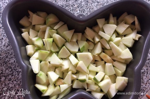Почистить яблоки, убрать кожуру и сердцевину, порезать, уложить в форму.