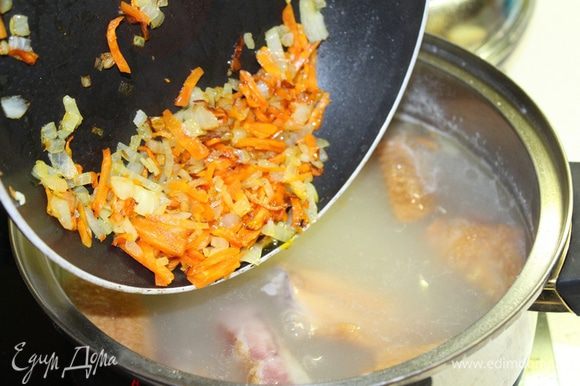 Сварить бульон на ребрышках, спустить горох. Морковь с луком обжарить и добавить к супу.