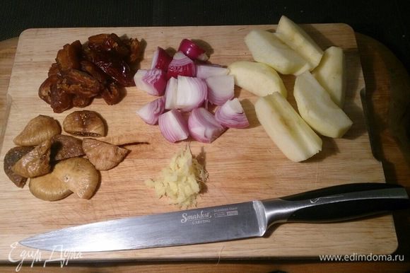 Нарезаем дольками яблоки и лук, произвольно нарезаем вяленый инжир и финики, имбирь натираем на терке.