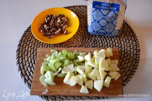 Грецкие орехи поджарить на сухой сковороде, в духовке или микроволновке. Сельдерей нарезать, яблоко почистить от кожуры и нарезать.