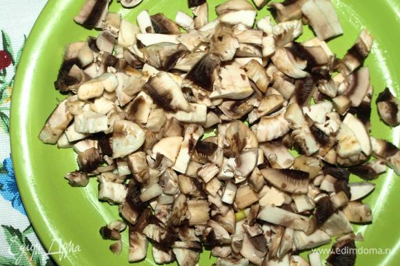 Когда картофель готов, добавить нарезанные кубиками грибы, отварную перловую крупу ТМ «Националь». Варить 5 минут.