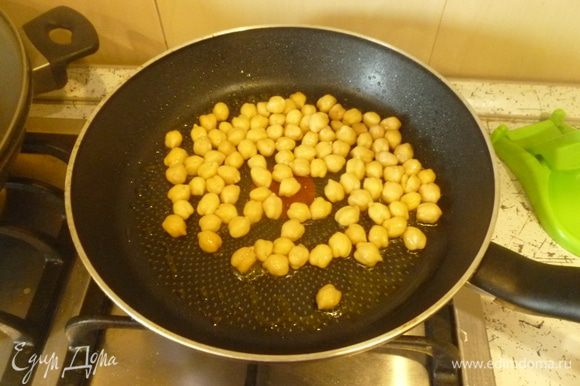 В сковороде разогреть 1 ст. л. масла, выложить нут и обжарить, помешивая, до золотистой корочки.