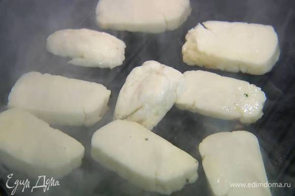 Халуми нарезать небольшими ломтиками и обжарить с двух сторон на сковороде-гриль, где жарился цукини.