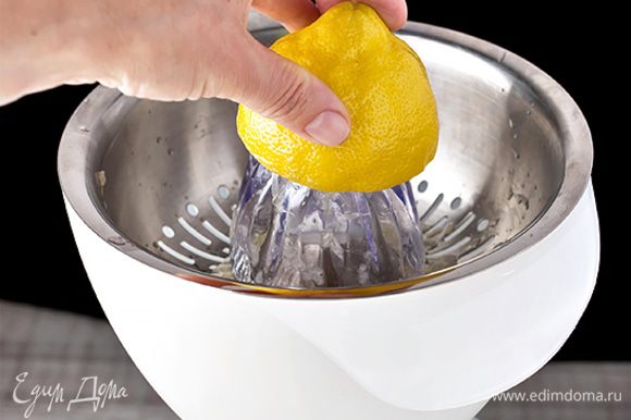 Легко и быстро выжать сок из лимона можно с помощью пресса для цитрусовых.